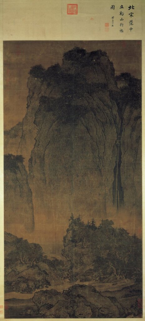 范寬〈谿山行旅圖〉，設色雙拼絹本，206.3×103.3公分。