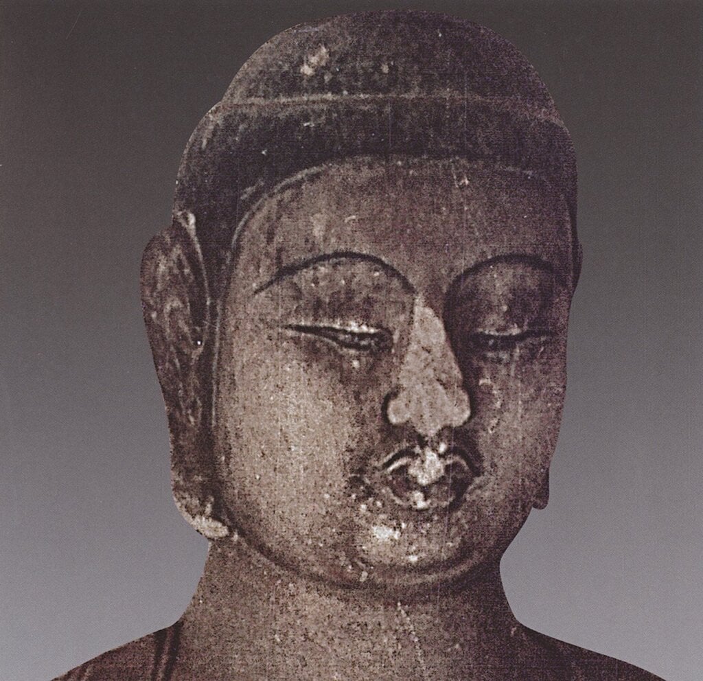 北齊天保七年（556）〈無量壽佛像〉，佛身殘高128公分，原屬河北省靈壽縣幽居寺塔，佛身現藏河北博物院。非本展展品。出自河北博物院編《河北博物院基本陳列─北朝壁畫 曲陽石雕》。圖╱本刊資料室。