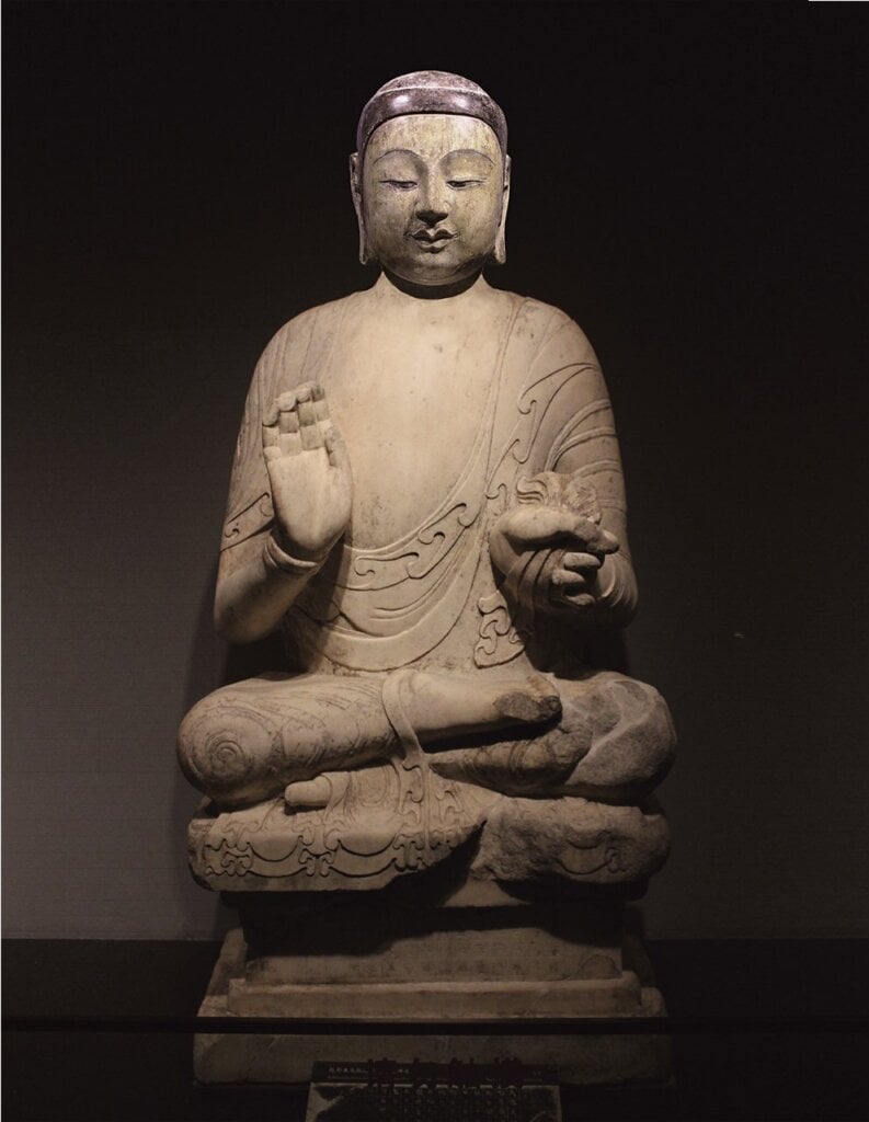 北齊天保七年（556）〈釋迦牟尼佛像〉，佛身殘高150公分、佛首高30公分，原屬河北省靈壽縣幽居寺塔，佛身藏河北博物院。此為復原合成圖。