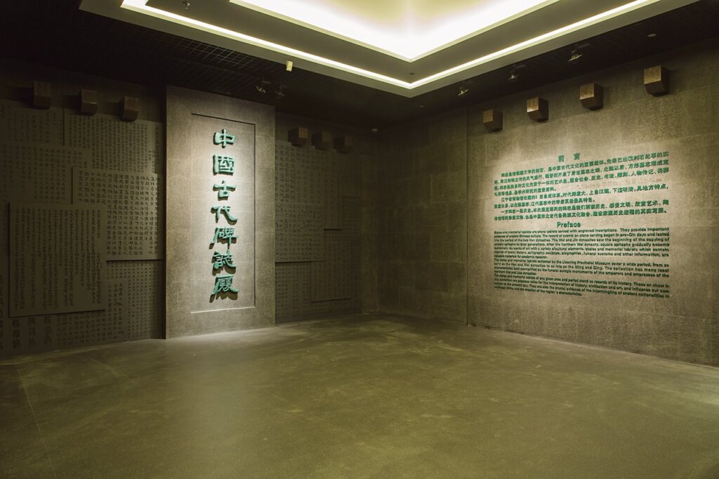 遼博館藏15世紀前半明〈青花海水葡萄紋大盤〉。上 明清瓷器精品展展覽現場。