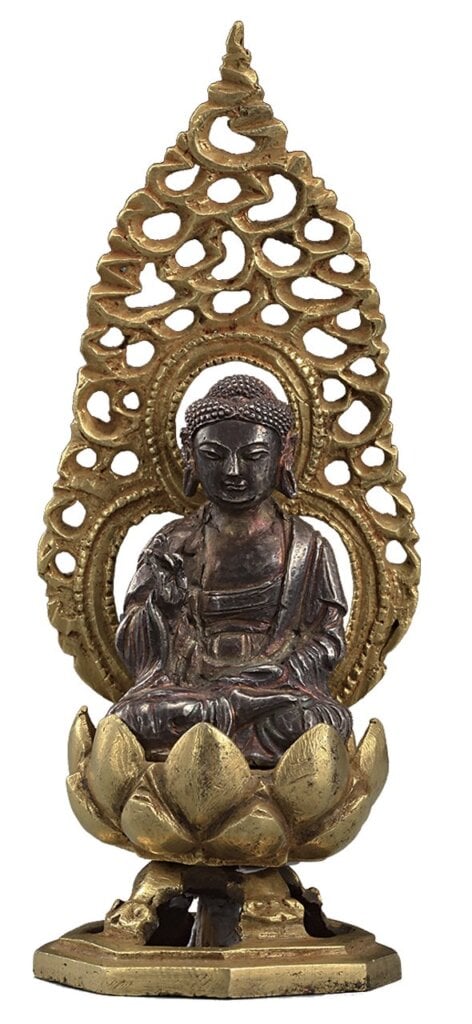 遼代（907～1125）〈仰蓮金座金背光銀佛坐像〉，通高12公分，河北省蔚縣南安寺塔地宮出土，蔚縣博物館藏。