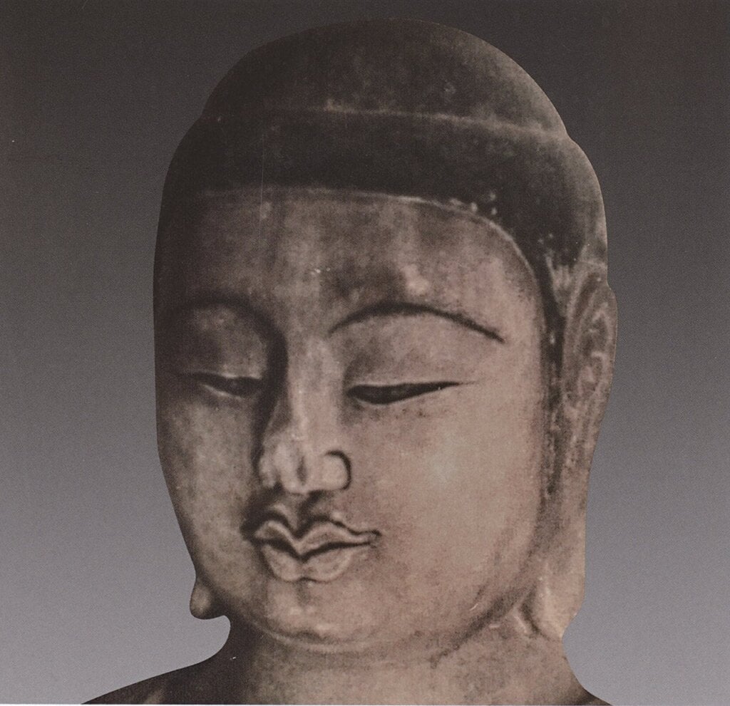 北齊天保七年（556）〈阿佛像〉，佛身殘高140公分，原屬河北省靈壽縣幽居寺塔，佛身現藏河北博物院。非本展展品。出自河北博物院編《河北博物院基本陳列─北朝壁畫 曲陽石雕》。圖╱本刊資料室。