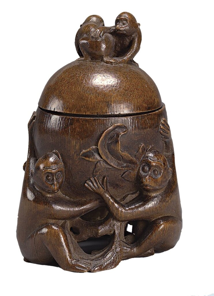 清代〈竹根雕群猴奉桃蓋盒〉,鴻禧美術館藏。