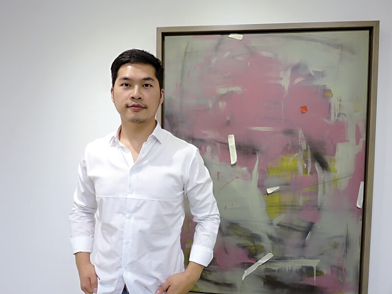 恆畫廊負責人傅運衡認為，經紀人最重要的角色是扮演好藝術家和收藏家的橋樑，為藏家把關，推薦好作品。（攝影／陳意華）