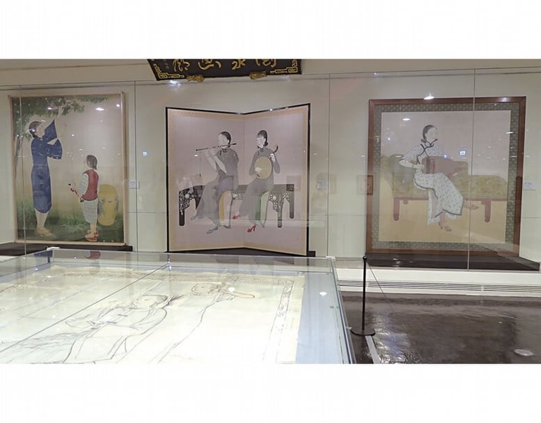 留存時代風華之美:陳進「畫粧摩登」特展經典作品一次飽覽,左起:第七回台展《含笑花》、第十五屆日本帝展《合奏》與第九回台展《手風琴》,前方為大尺幅的《化粧》鉛筆草圖。