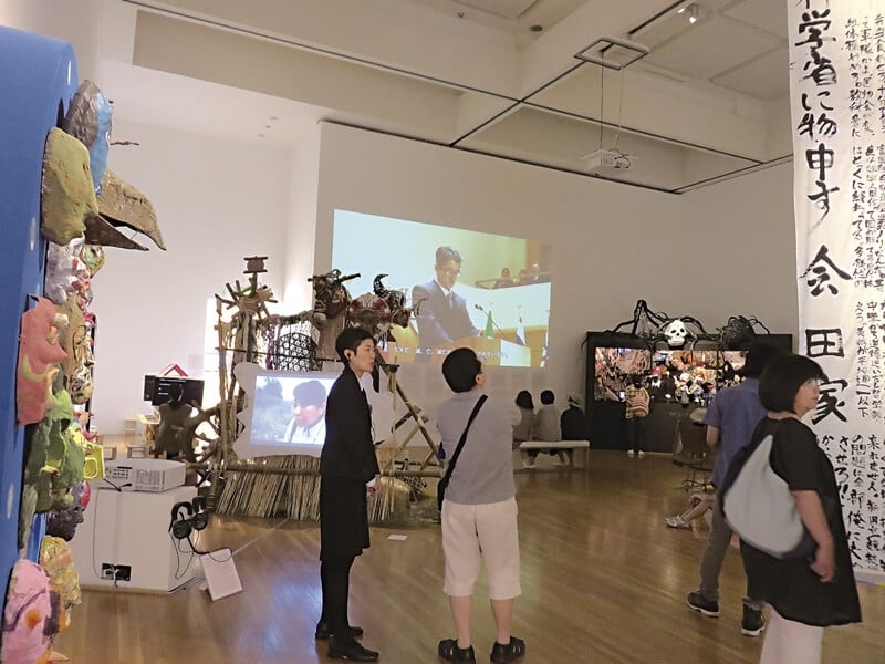 會田誠家族作品展，其後為引發爭議的錄像之作。(攝影／陳意華)