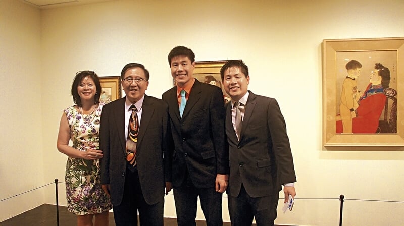 陳進獨子蕭成家與兒媳吳靜英,孫子蕭達德、蕭達基。陳進不少作品以家人為模特兒,畫下一幅幅溫馨的天倫記憶,右幅為陳進1995年以兒媳和孫子為模特兒創作的〈親子圖〉,90×60公分。