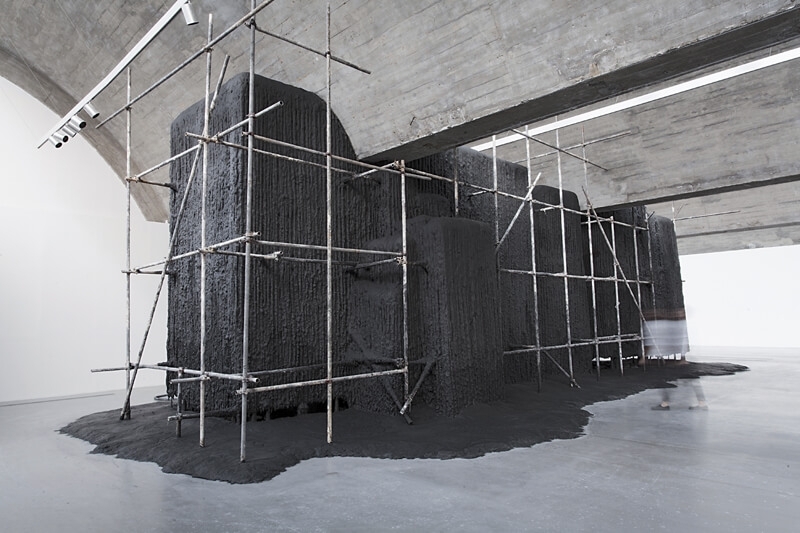 隋建國│引力場 雕塑、複合材料 1700x800x540cm 2015 攝影／佩斯北京王翔