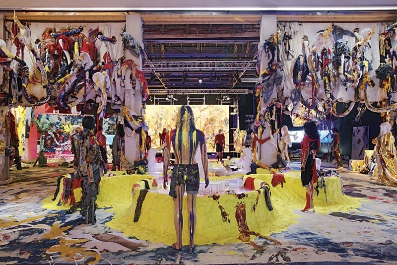 阿如那南切（Korakrit Arunanondchai）在巴黎東京宮個展「在滿是怪人的房間裡，用歷史作畫3」（Painting with history in a room filled with people with funny names 3）展覽現場。Courtesy of Korakrit Arunanondchai, Clearing (New York) & Carlos/Ishikawa (Londres). Photo: Aurélien Mo