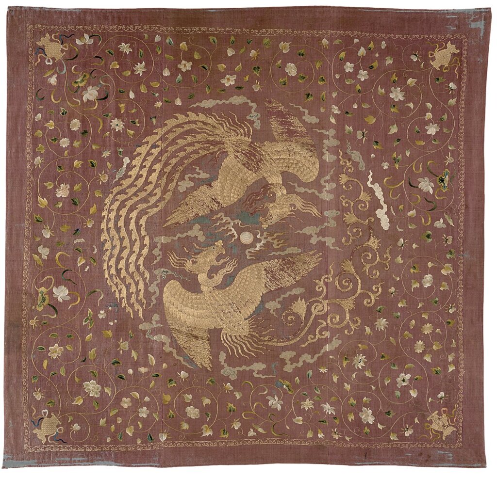 元〈團鳳紋繡品〉，143.2×134.6 公分。Purchase，Amalia Lacroze de Fortabat Gift，Louis V. Bell and Rogers Funds and Lita Annenberg Hazen Charitable Trust Gift，in honor of Ambassador Walter H. Annenberg， 1988（1988.82）。
