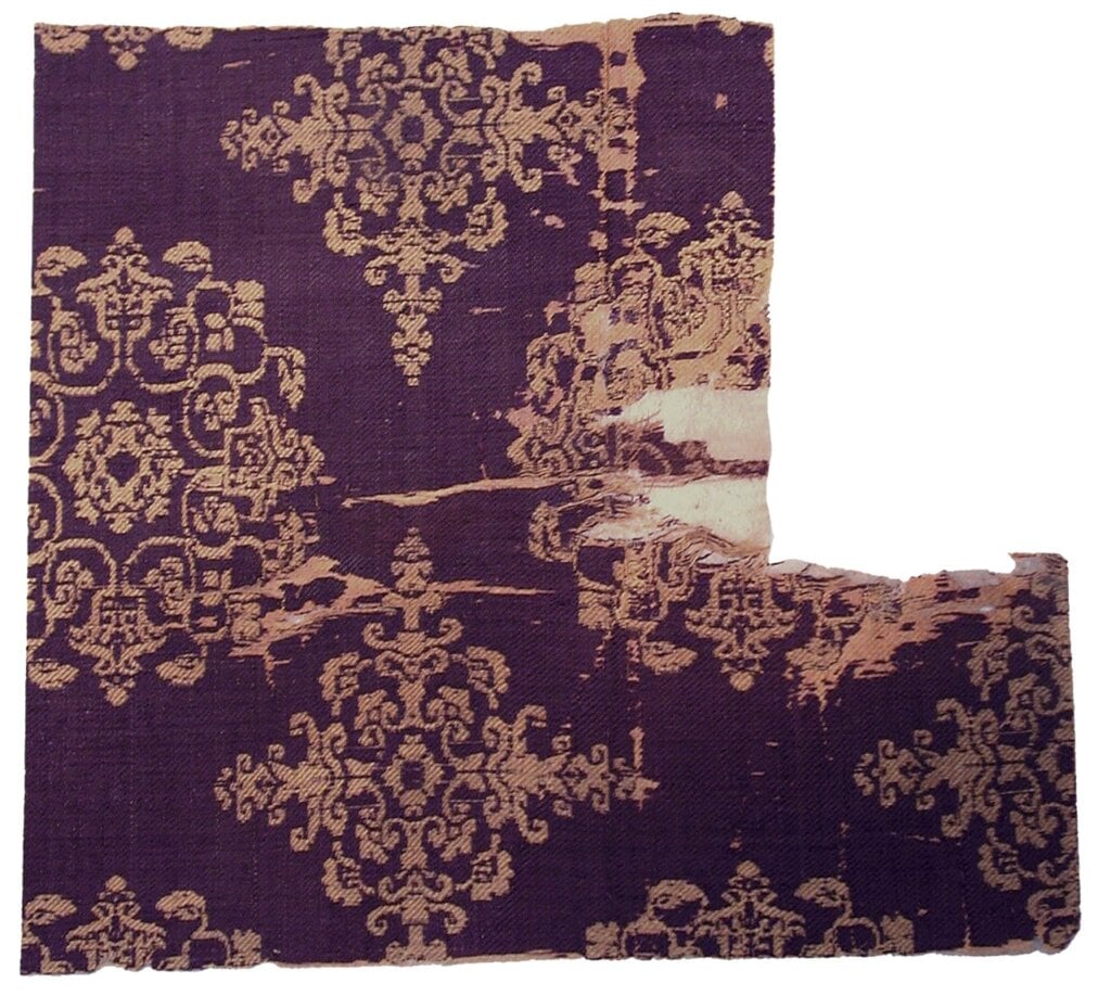 唐〈紫地團花紋錦〉，18.4×19.7公分。Seymour Fund，1965（65.213.2）。