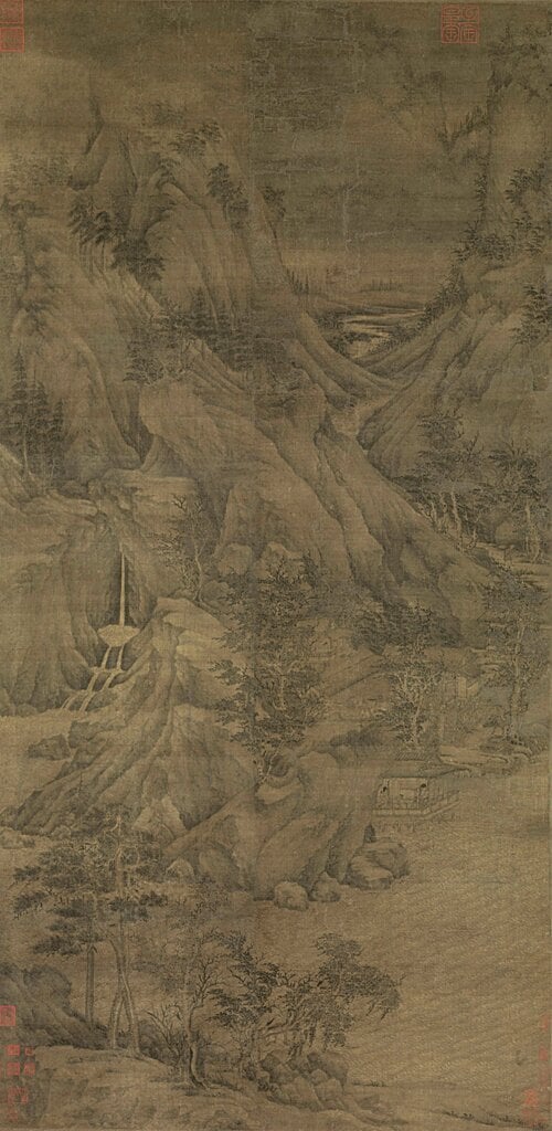 約10世紀傳董源〈溪岸圖〉，水墨絹本，221.5×110公分，紐約大都會博物館。