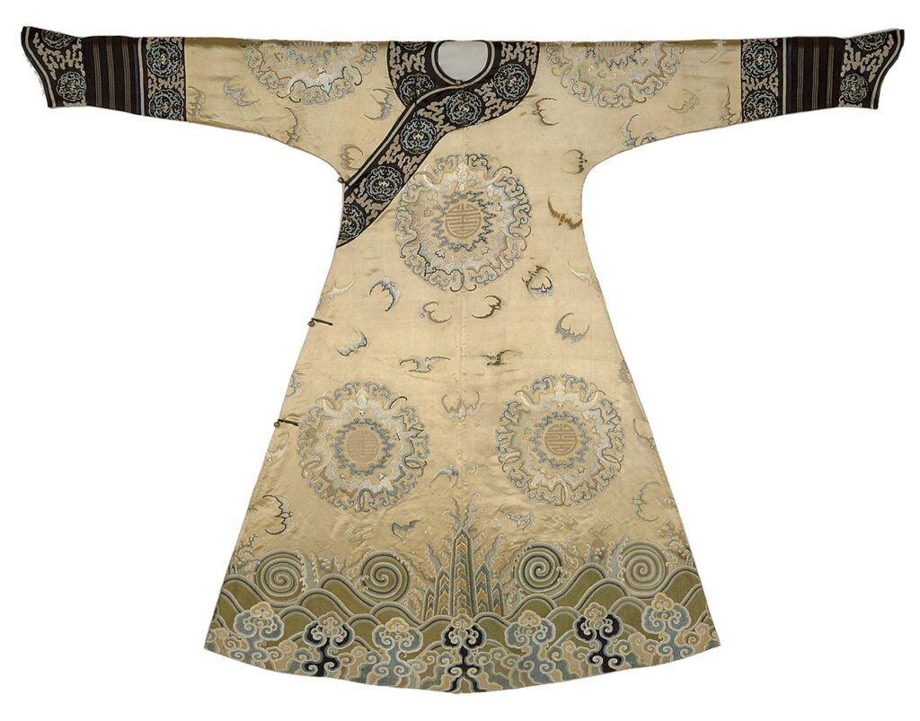 清早期〈刺繡百蝠紋女袍〉，137.2×190.5公分。Anonymous Gift，1943（43.119）。