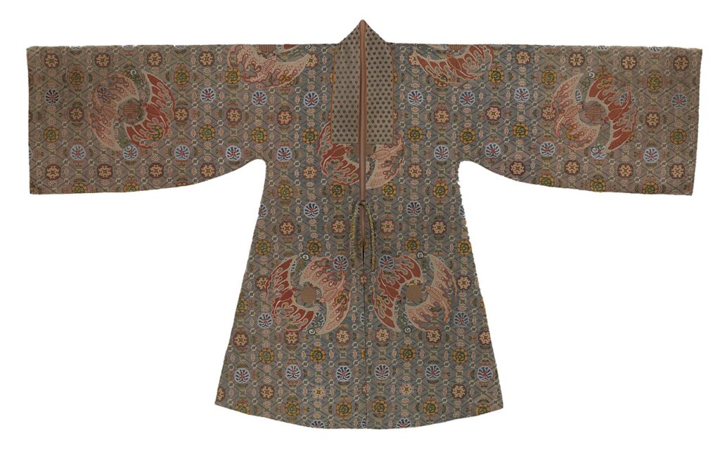 清中期〈納紗繡戲服男帔〉，140.7×226.7公分。Purchase，Joseph Pulitzer Bequest，1932（32.30.10）。