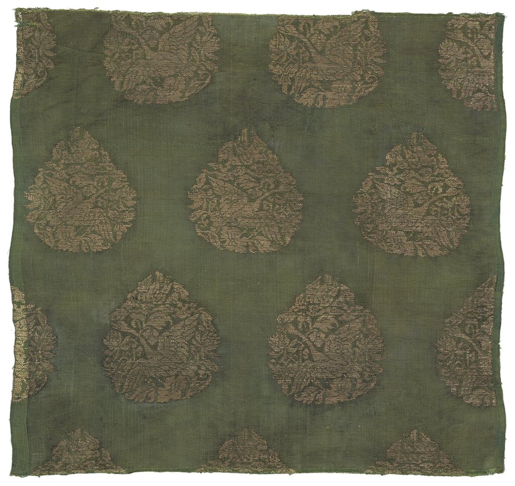 金〈綠地春水紋織金絹〉，58.5×62.2公分。Purchase，Ann Eden Woodward Foundation Gift and Rogers Fund，1989（1989.282）。
