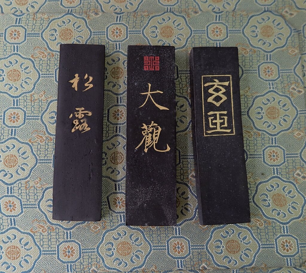 伍坤輝以貴陽真正的朱砂所製成的朱砂墨。圖／伍坤輝提供。