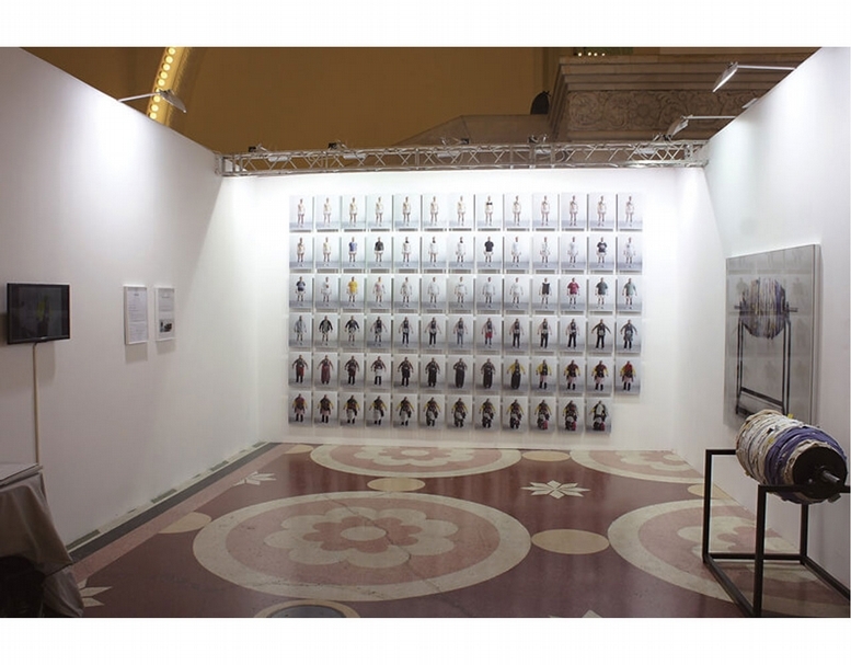 「穿量計畫」中的作品除了77張照片外，還有一個由這些衣服剪成的布條纏繞的滾筒以及一份測量報告。