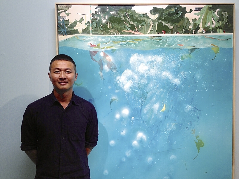 台灣輕熟男藝術家范揚宗與泳池系列新作。（攝影／陳意華）