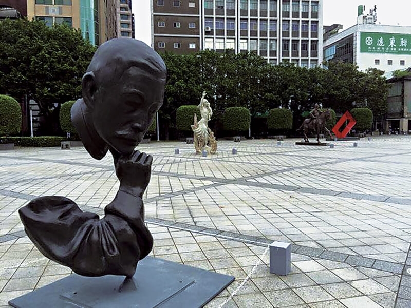 扇形廣場展出大型雕塑,吸引眾人目光。