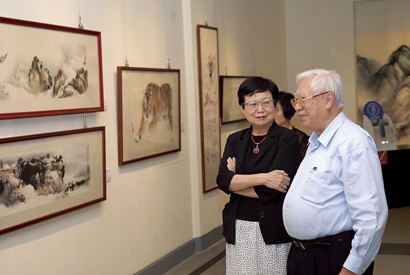 國立故宮博物院院長馮明珠與歐豪年一同觀展，氣氛融洽。圖／國父紀念館。