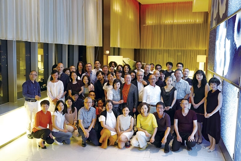 逾五十位來自各地的藝術家、收藏家、策展人與畫廊業者,共同受邀參與9月18日的藝遊晚宴。恰是民間支持藝術的力量展現。(攝影/林亞偉)