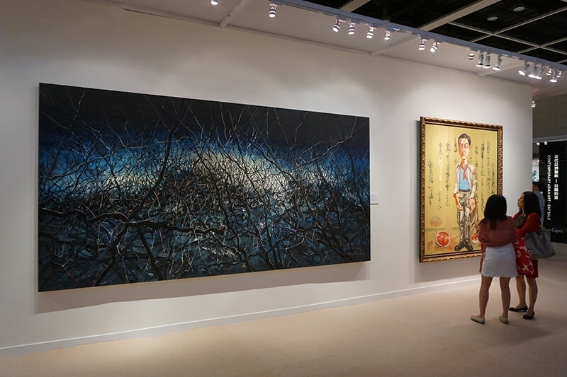 曾梵志《無題10-1-2》與《自畫像》,於香港預展現場。