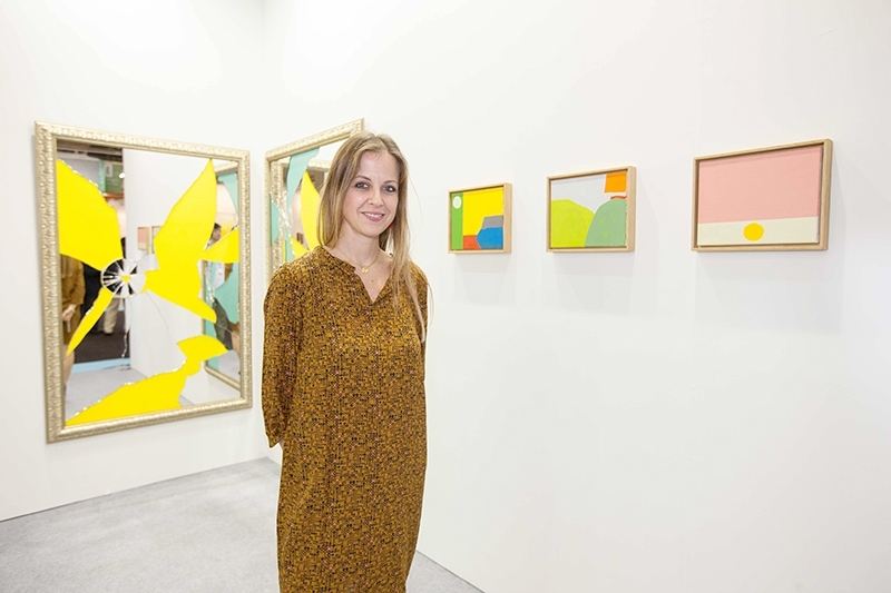 常青畫廊總監白飛德(Federica Beltrame)。牆面左方為Michelangelo