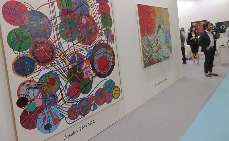 白石畫廊展場,左為田中墩子之作。