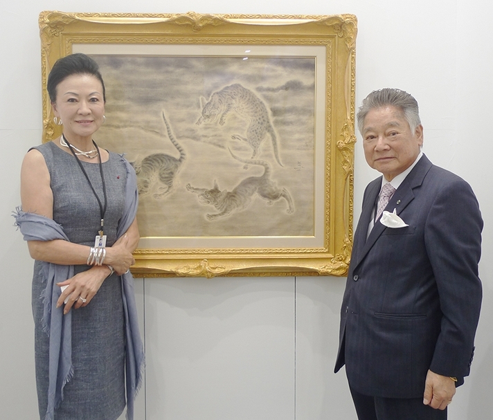 日動畫廊的長谷川夫婦,帶來藤田嗣治1932年繪製的《貓三匹》,要價新台幣1890萬元。