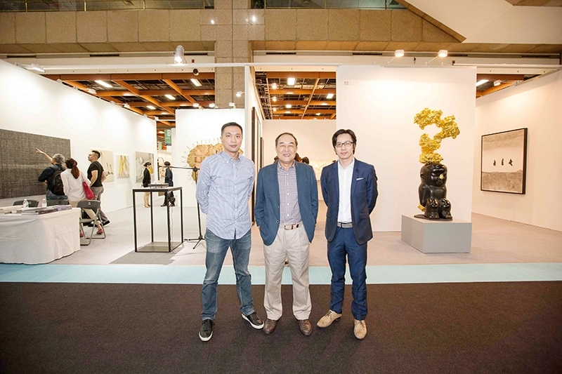 亞洲藝術中心負責人李敦朗與李宜霖(右)、李宜勳(左)父子,打造亞洲藝術中心在北京與台北的四大展館。