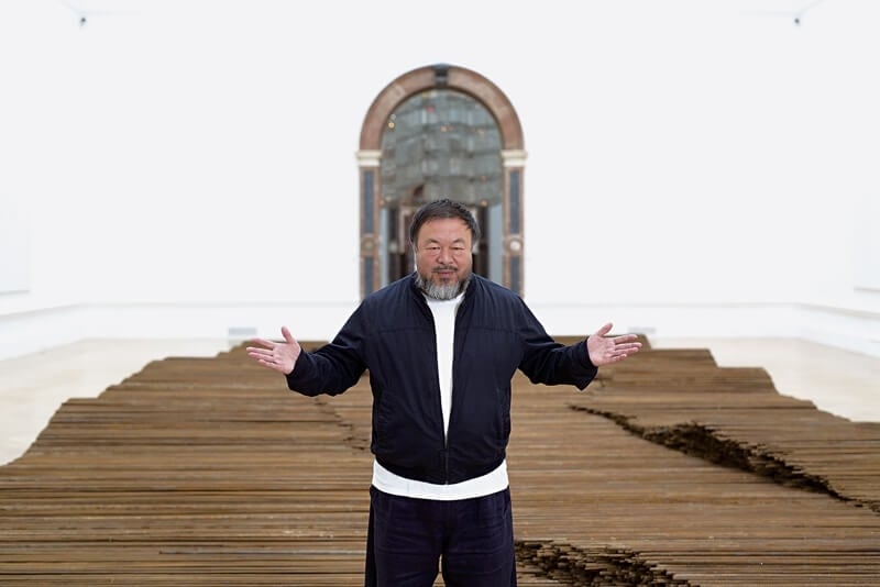 艾未未和他的裝置作品《直》，倫敦皇家藝術學院，2015年。圖片提供：倫敦皇家藝術學院攝影：© Dave Parry