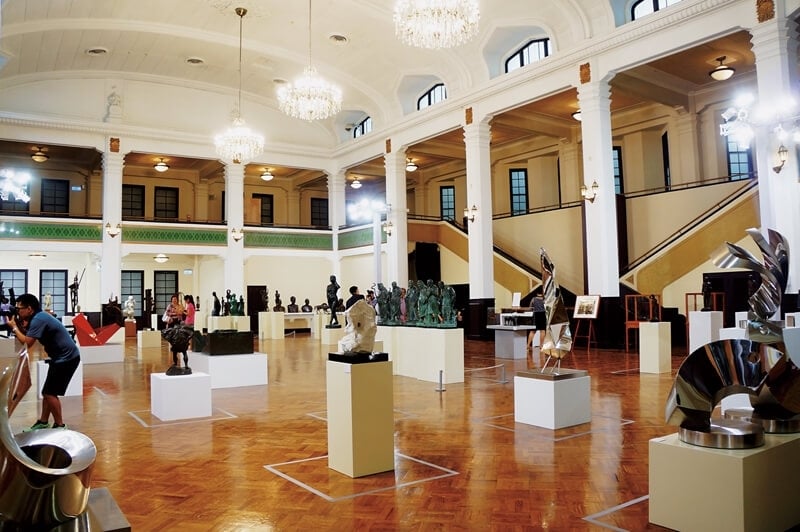 「向大師致敬」於中山堂的光復廳展示，將台灣前輩與近代雕塑家的作品置入光復廳的歷史建物中，互相有著時代感、風格的輝映交錯折射著。（攝影／張玉音）