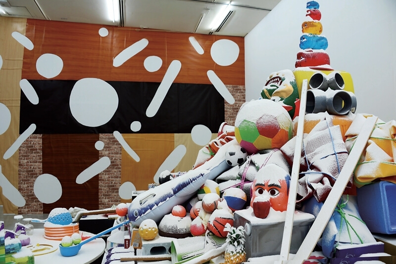 金氏徹平Teppei Kaneuji｜白色地圖White Discharge 複合媒材裝置、石膏、桌子 尺寸依展出場地而異 國立台灣美術館提供