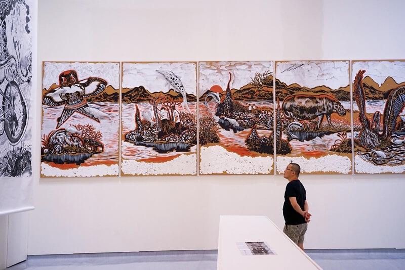 孫遜｜鯨邦聖景之圖 紙上水墨 3000x250cm 新加坡泰勒版畫學院收藏 攝影／劉仁凱 國立台灣美術館提供