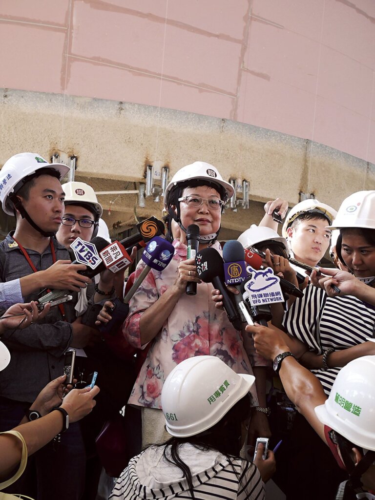 院長馮明珠於參訪當天公布相關開館事宜，並重申年底開館試營運不跳票。攝影／王怡文。