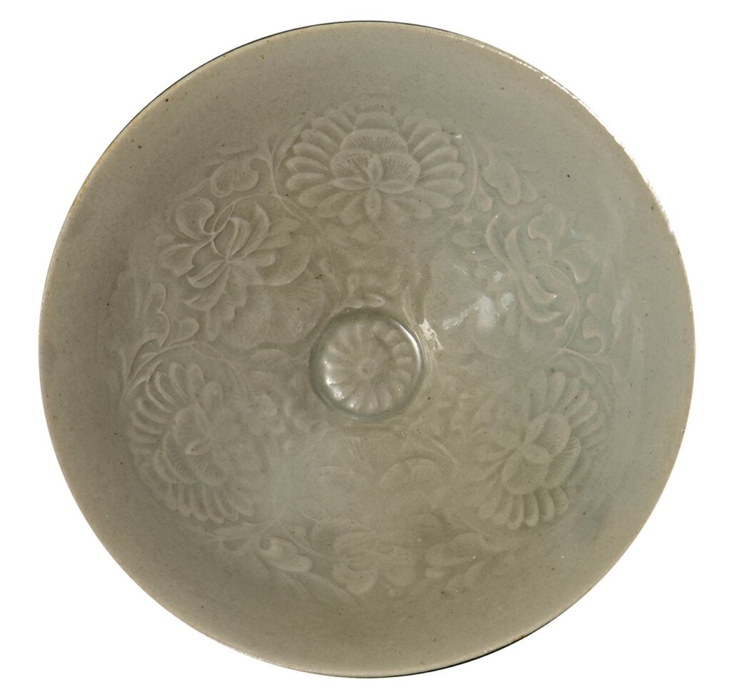高麗時代12世紀前半（1131年以前）〈青瓷印花菊唐草紋碗〉，高5.1公分、口徑15.7公分、底徑3.6公分，泰安郡竹島海底泰安船出水，韓國國立海洋文化財研究所藏。