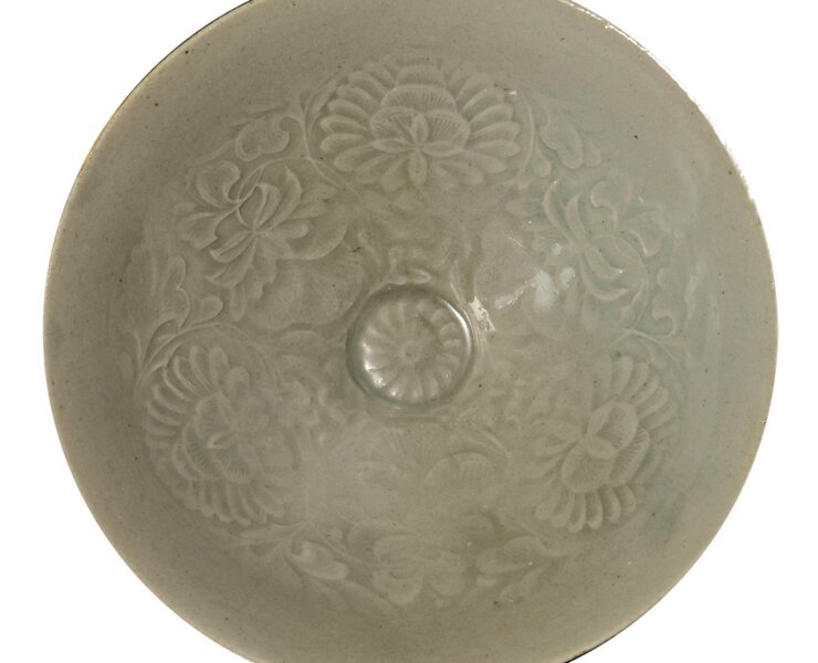 高麗時代12世紀前半（1131年以前）〈青瓷印花菊唐草紋碗〉，高5.1公分、口徑15.7公分、底徑3.6公分，泰安郡竹島海底泰安船出水，韓國國立海洋文化財研究所藏。