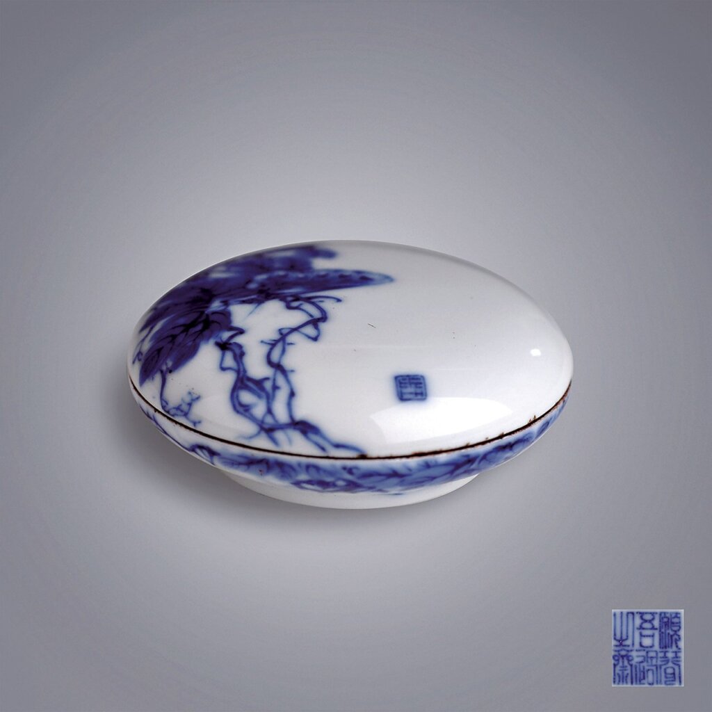 王步〈青花印泥盒〉，高3.2公分，口徑8.3公分，底徑5公分。