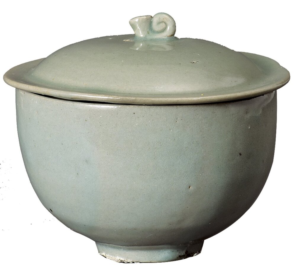 高麗時代12世紀前半（1131年以前）〈青瓷筒形盞、蓋〉，盞高7.4公分、口徑10.5公分、底徑4.2公分；蓋高3.8公分、寬11.2公分，泰安郡竹島海底泰安船出水，韓國國立海洋文化財研究所藏。