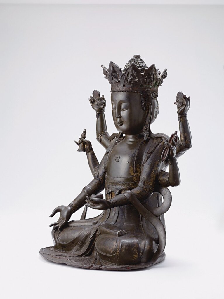 明永樂15世紀〈銅鎏金文殊菩薩坐像〉，「大明永樂年施」款，高19公分。