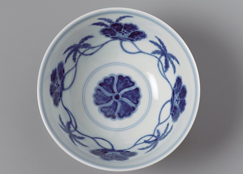 明〈青花秋葵宮碗〉，徑14.5公分，預估價新台幣1800萬～2500萬元。