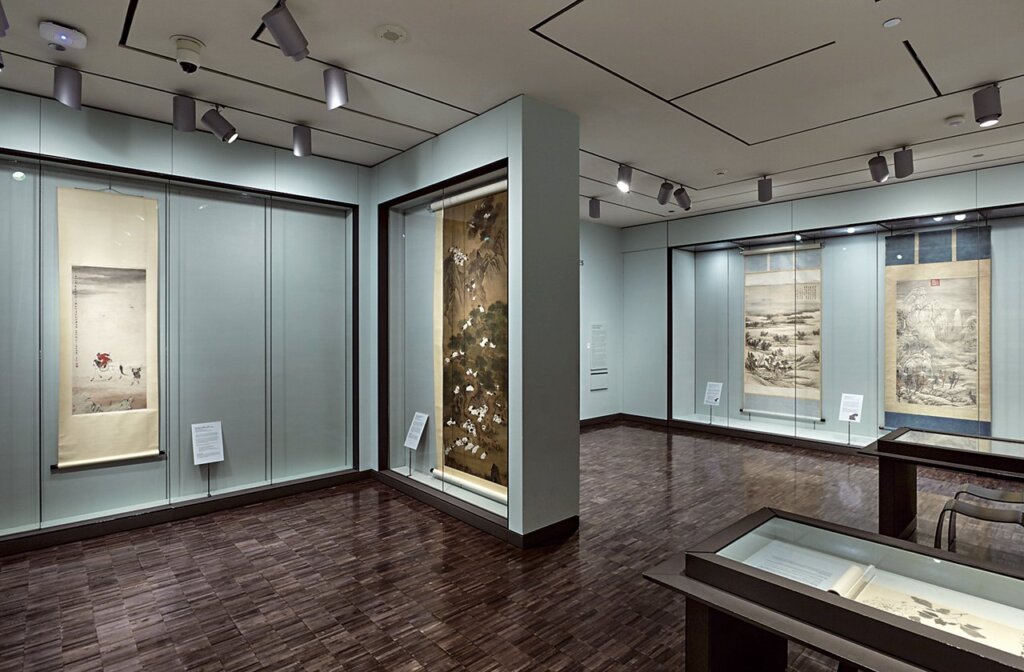 元代賴庵〈雙魚游藻圖〉對軸，水墨紙本。
