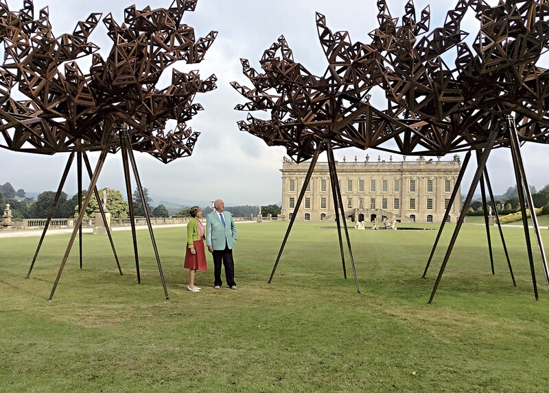 德文郡公爵與公爵夫人站在他們的南方草原上。 （Chatsworth House, Derbyshire提供）