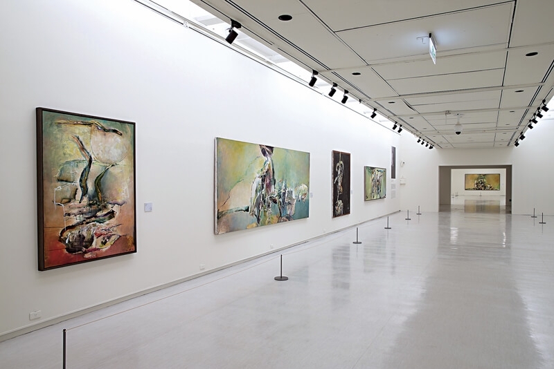 「莊喆回顧展—鴻濛與酣暢」展出一百五十多件作品。圖為展場一景。