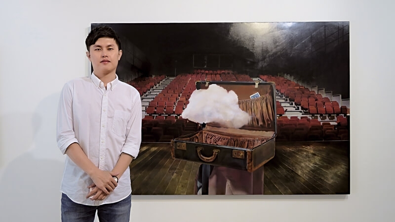 藝術家高肇良與作品《台上台下》合影。油彩、麻布．130×194 cm．2014。