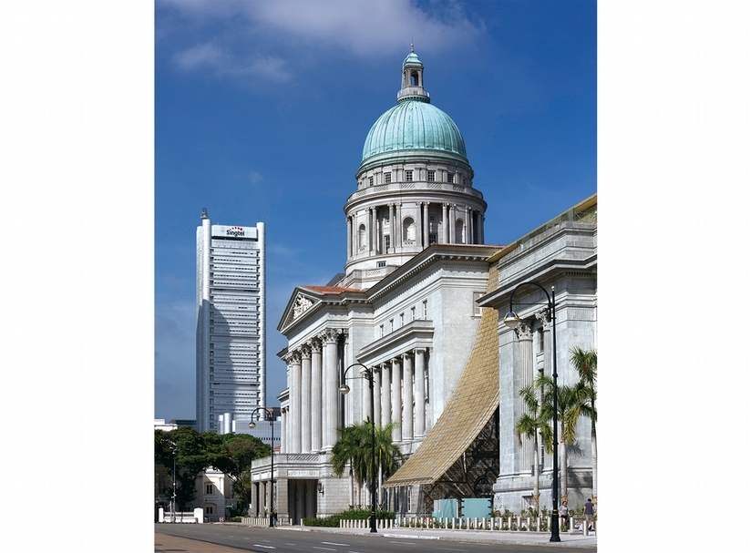 新加坡國家美術館,橋接了最高法院與行政大廈兩大古典建築,內部空間細致入微,是當前全球最大、最精美的東南亞藝術展館。(©Fernando Javier Urquijo / studioMilou singapore提供)