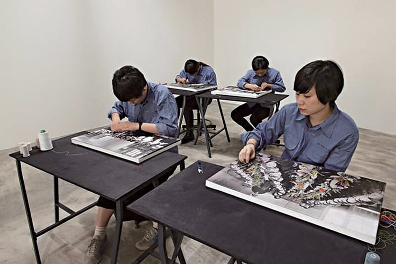侯怡亭個展「代工繡場」現場與作品。