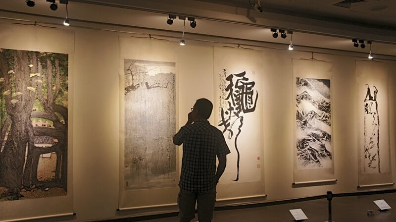 「藝有所紙」，集劉國松、李義弘、袁金塔等16位藝術家創作繪畫與立體裝置。