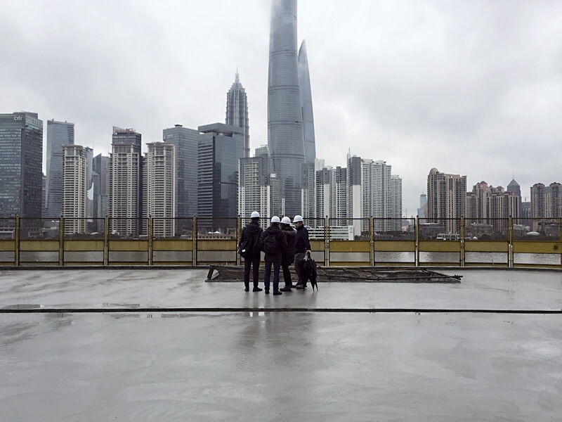 上海外灘中心宮島達男《數字空中花園》的工地現場。（日本澡堂畫廊SCAI THE BATHHOUSE提供）