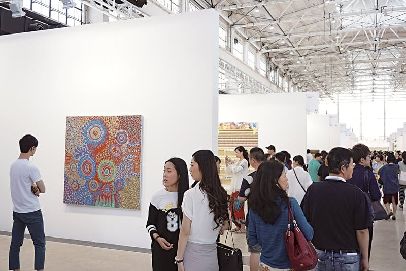 9月中旬的上海，一城同時間有三場藝術博覽會盛事，加上眾多的美術館、畫廊空間展覽，藝術氛圍熱烈非凡。此為西岸藝術與設計博覽會一景。（攝影／林亞偉）